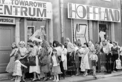 Kolejka przed sklepem przy ulicy Św. Ducha w Gdańsku,...