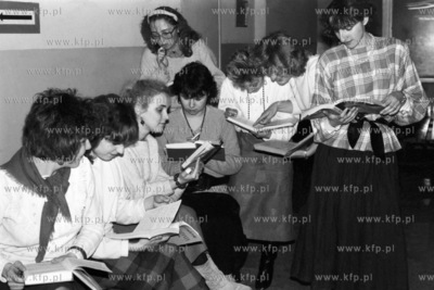 Studentki prawa i administracji na korytarzu wydziłu...