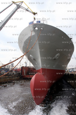 Gdynia. Wodowanie m/s Ariana w suchym doku Stoczni...