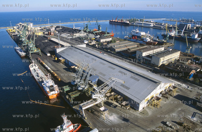 Port Gdynia z lotu ptaka. Na zdjeciu Morski Terminal...