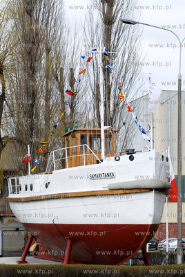 Stocznia Gdynia SA. n/z motorowka sanitarna Samarytanka,...