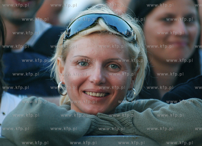 Koncert Joe Cockera w Gdyni. Nz. fani czekajacy na...