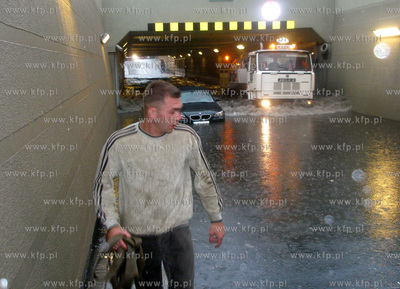 Zalany po ulewnych deszczach tunel w Sopocie w ciagu...