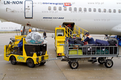 Gdansk, Rebiechowo. Nz. Rozladunek samolotu z bagazy.
08.11.2009
Fot.Sebastian...