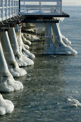 Mrozny poranek w Gdyni Orlowie. Nz. zamarzniete molo...