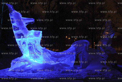 II Festiwal Rzezb Lodowych w Gdyni. Nz. Rzezby iluminowane...