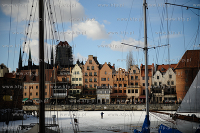 Gdansk. Wedkarz na zamarznietej Motlawie. Widok na...
