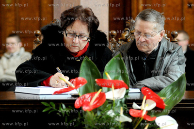 Gdansk. Dwor Artusa. Ksiaga kondolencyjna wystawiona...