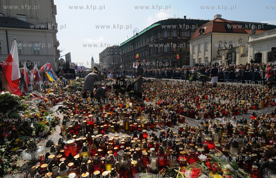 Warszawa. Palac Prezydencki. Polacy zegnaj zmarlego...