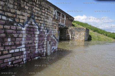 Wal w gminie Pelplin. Przygotowanie umocnien w przesiakajcym...
