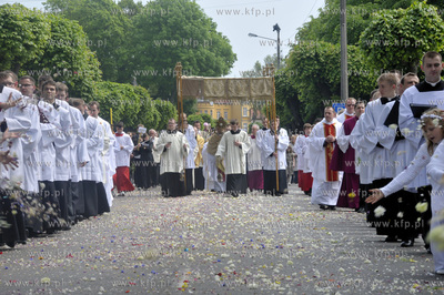 Procesja Bozego Ciala przeszla ulicami Pelplina.  03.06.2010...