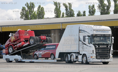 Gdynia. Do gdynskiego portu przyplynely ciezarowki,...