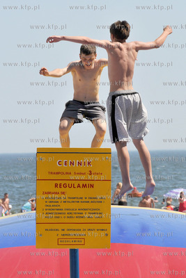 Tlumy turystow i plazowiczow na plazy w Gdyni Srodmiesciu....