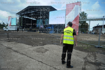 Budowa sceny glownej na ktorej w rocznice 30-lecia...