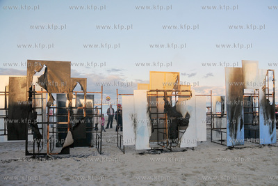 Sopot plaza przy Molo. Happening "Unwanted Things "...