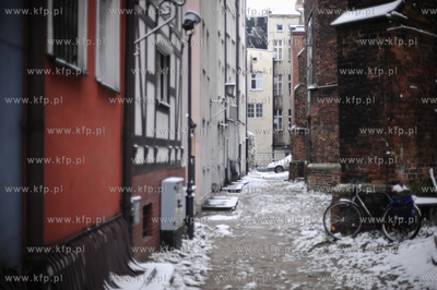 Pierwszy powazny snieg na ulicach Gdanska. Nz. Zaulek...