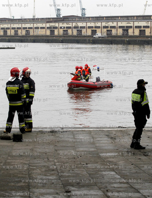 Szczecin. Akcja ratownicza polegajaca na poszukiwaniu...