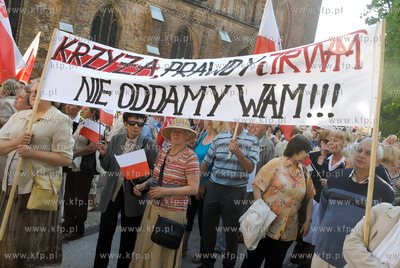 Slupsk. Manifestacja w obronie TV Trwam. Wzielo udzial...