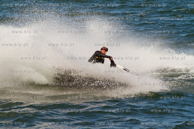 Sloneczna letnia pogoda sprzyjala wypoczynkowi na plazy...