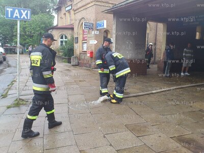 Obfite opady deszczu spowodowaly liczne podtopienia...