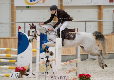 Pierwszy dzien Halowych Regionalnych Zawodow w Skokach...