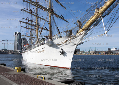 Dar Mlodziezy wyplywa w pierwszy w tym roku rejs szkoleniowy....