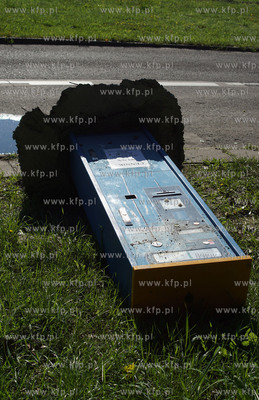 Gdańsk, ul. Hallera. Wyrwane z ziemi parkomaty firmy...