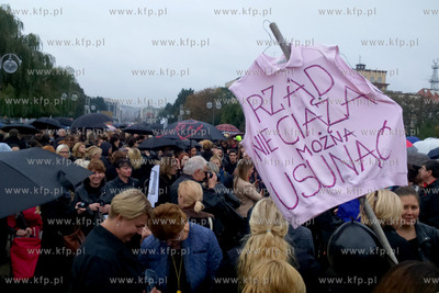 Ogólnopolski strajk kobiet w Gdyni na Skwerze Kościuszki....