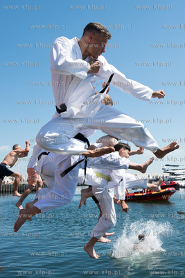 Sopot, Molo. Skok z mola dla Pawła i Ani. Nz. karatecy
25.06.2022
fot....