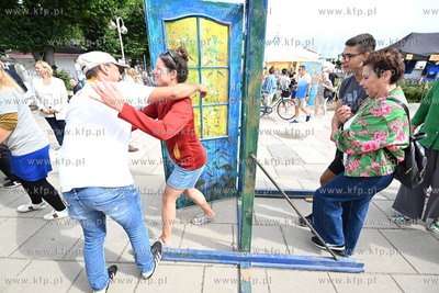Symboliczne przejście przez Drzwi do Tolerancji. Marsz...