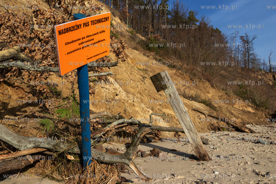 Plaża w Gdyni Orłowie. Tablica informacyjna  o zakazie...