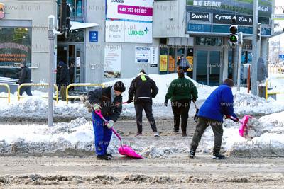 Odśnieżanie przejścia dla pieszych przy ulicy Chopina...