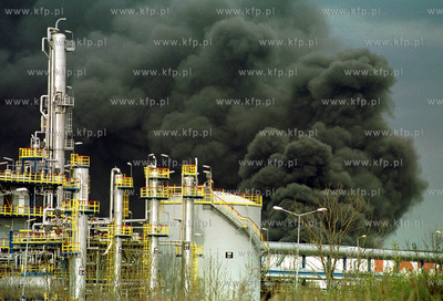 Pozar jednego ze zbiornikow Rafinerii Gdanskiej.3.05.2003fot....