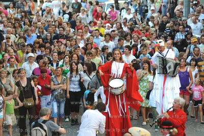 XIII edycja Festiwalu Teatrow Ulicznych FETA. Parada...