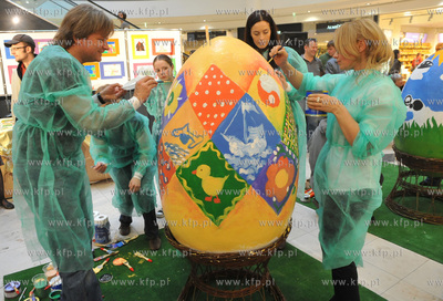 Gdansk. Galeria Baltycka. Malowanie gigantycnzych pisanek,...