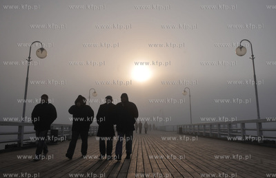 Mgla na sopockim molo. 12.03.2010 Fot. Maciej Kosycarz...