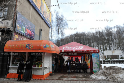 Gdynia. Bary gastronomiczne na placyku na ul. Swietojanskiej...