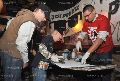 Gazeta Rock Cafe na ulicy Tkackiej w Gdansku. Jeden...
