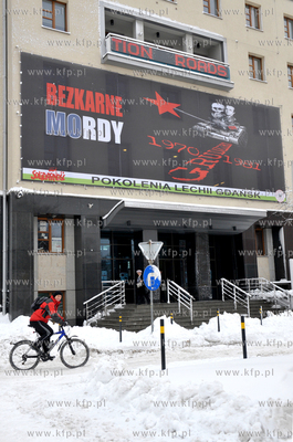 Na budynku NSZZ Solidarnosc w Gdansku zawisl baner...