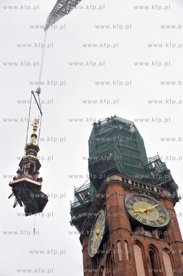 Montaz odrestaurowanego helmu Ratusza Glownego Miasta...