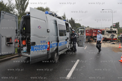 Wypadek autobusu miejskiego, samochodu ciezarowego...
