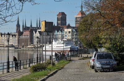 Gdansk. Rybackie Pobrzeze i Targ Rybny. W oddali remontowany...