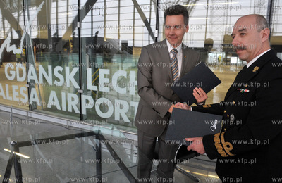 Gdansk, Terminal T2 Portu Lotniczego Gdansk. Podpisanie...
