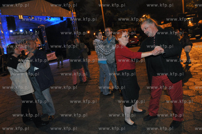 Biesiada i tance z okazji Swieta Oliwy odbyla na placu...