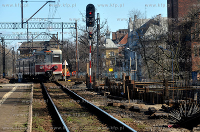 Gdansk Wrzeszcz. Elektryczny pociag podmiejski jedzie...