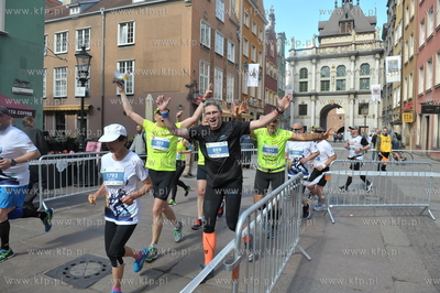 II PZU Gdansk Maraton. Zawodnicy wbiegają z ul. Tkackiej...