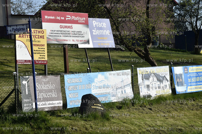 Garcz, gmina Chmielno. Bannery reklamowe na płocie...