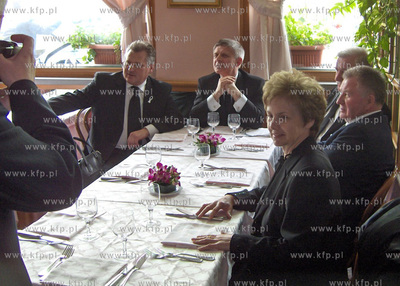 Po pogrzebie papieza Jana Pawla II Lech Walesa i Aleksaksander...