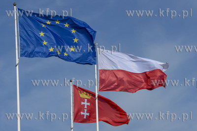 Flagi Unii Europejskiej, Polski i Gdańska na masztach....