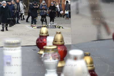 Mieszkańcy Gdańska składaja kwiaty i zapalaja znicze...